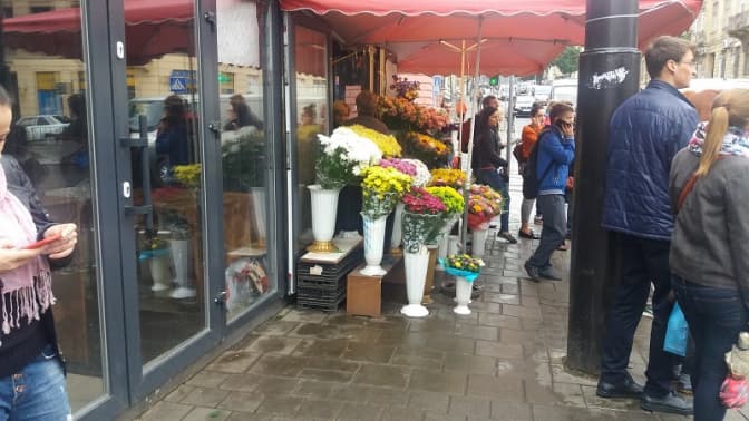 У Львові зареєстрували петицію, щоб звільнити від квітів хідник біля ринку