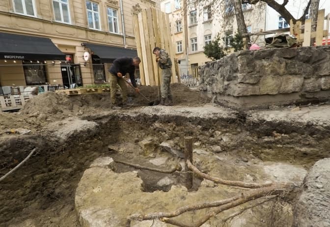 Археологи відкопали у центрі Львова старовинну криницю. Фоторепортаж