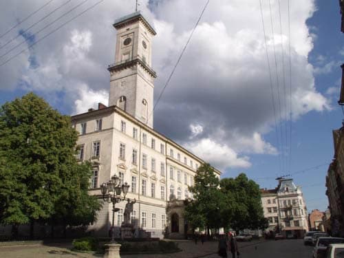 У міській раді Львова проводять обшуки через "аферу століття"