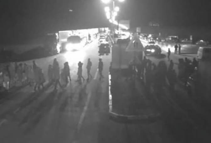 Мітингувальники заблокували дорогу перед пунктом пропуску Рава-Руська. Відео