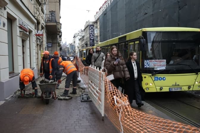 У центрі Львова тимчасово перенесли зупинку громадського транспорту