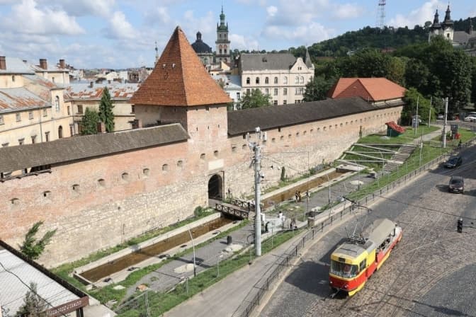 У Львові відновили ремонтні роботи біля Глинянської брами