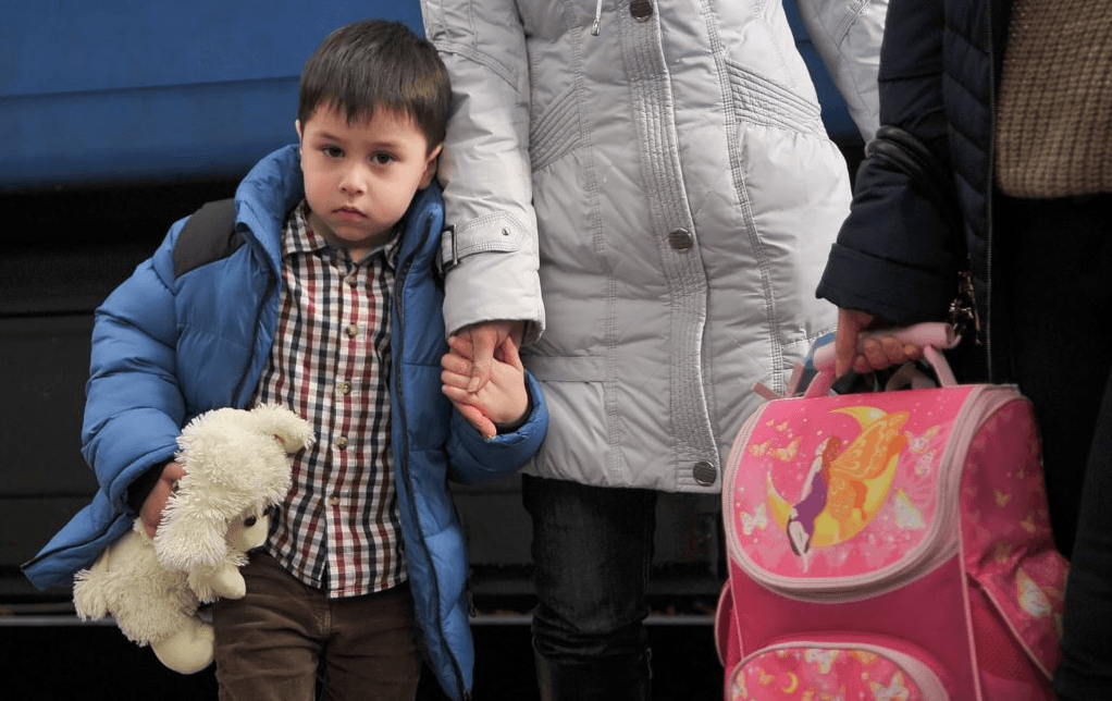 П'ятдесят тисяч учнів, які переїхали на Львівщину, не відвідують місцевих шкіл. Як допомогти дітям ВПО