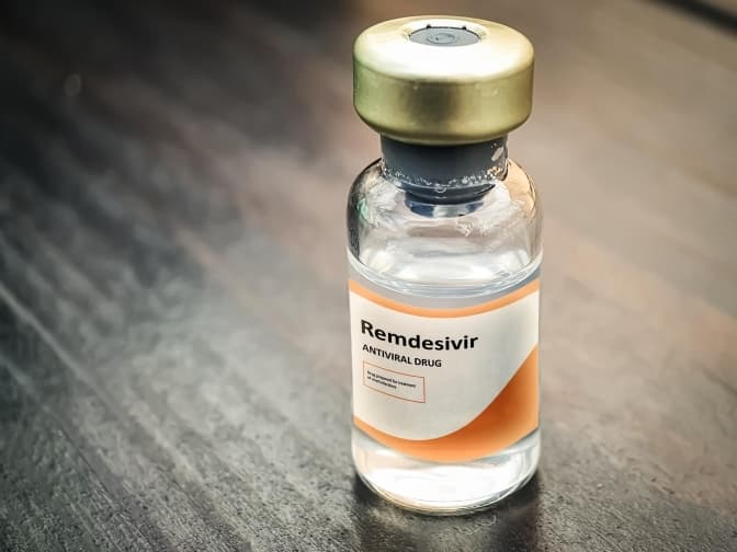 США офіційно дозволили лікувати коронавірус експериментальним препаратом