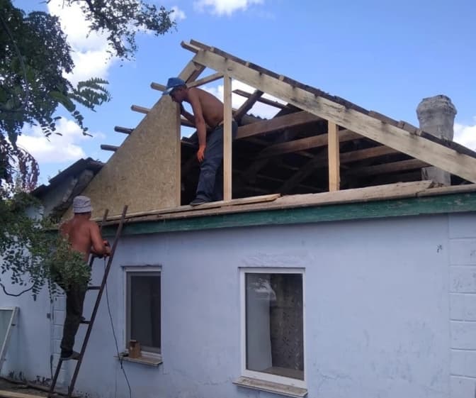 Бригади зі Львівщини відновлюють зруйновані росіянами будинки на Херсонщині
