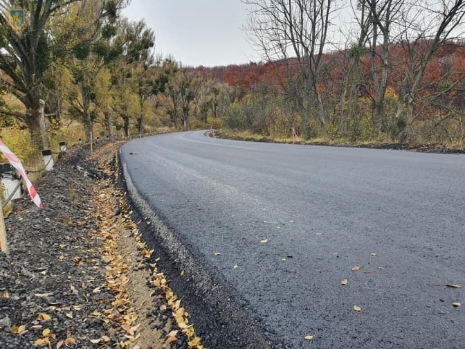 На Львівщині відкрили для проїзду відремонтовану дорогу, яка веде до двох замків