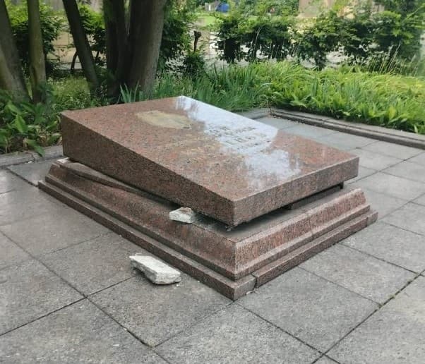 Чоловіка, який у Львові хотів вкрасти прах агента НКВС, оштрафували