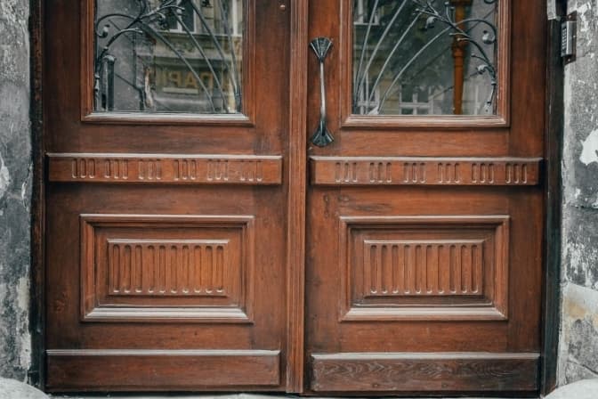 На вулиці Костя Левицького у Львові відновили історичні двері. Фото
