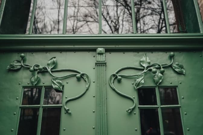 На вулиці Шота Руставелі відновили історичну браму. Фото до і після