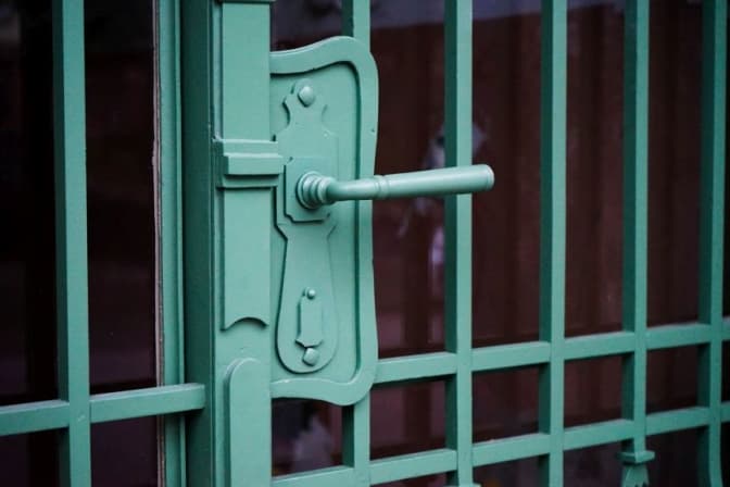 Реставратори у Львові відновили ще одну історичну браму на вулиці Лисенка. Фото до і після