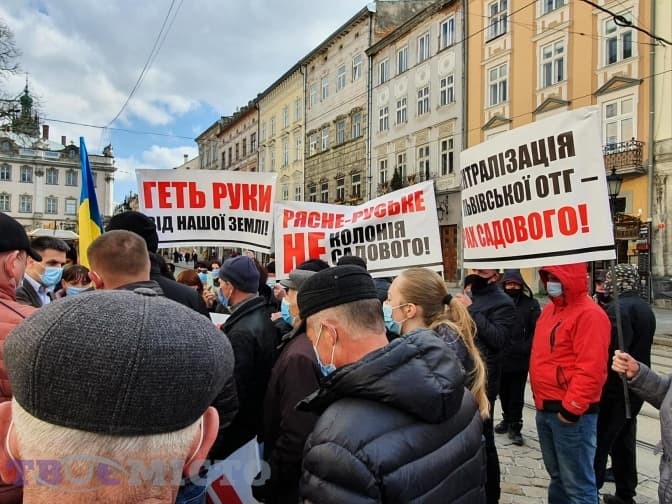 Мешканці Рясне-Руського вийшли на протести під міськраду. Що вимагали