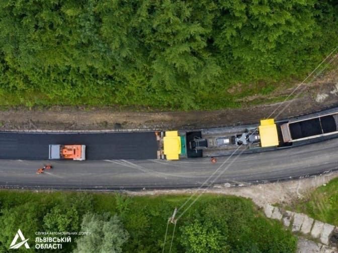 Як на Львівщині ремонтують дорогу до курортної Східниці. Фото