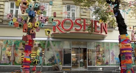 «Roshen» зняв прикраси, які шкодили деревам на площі Галицькій