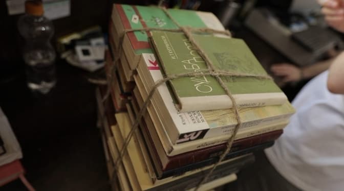 В Києві збирають російські книжки, щоб придбати пікап для ЗСУ