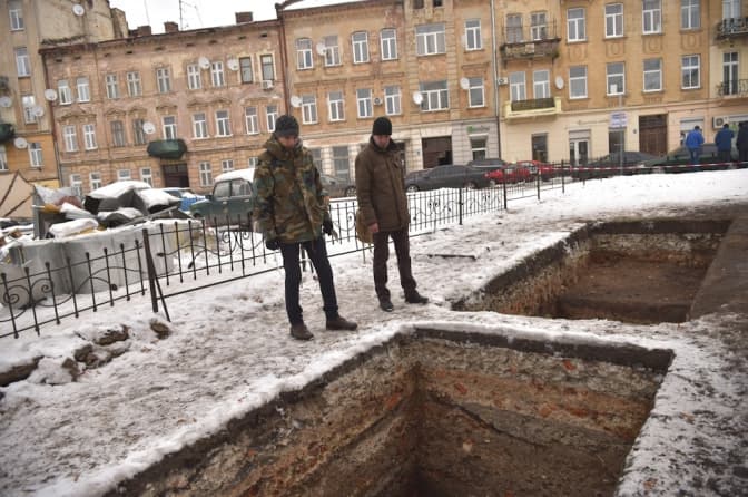 Посуд і кладовище: чим завершились археологічні розкопки на львівській площі