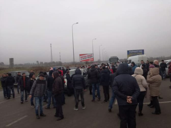 Пікетувальники почали пропускати авто на кордоні з Польщею на Львівщині