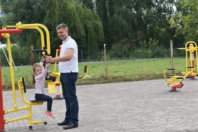 На вулиці Лінкольна встановили вуличні тренажери. Фото