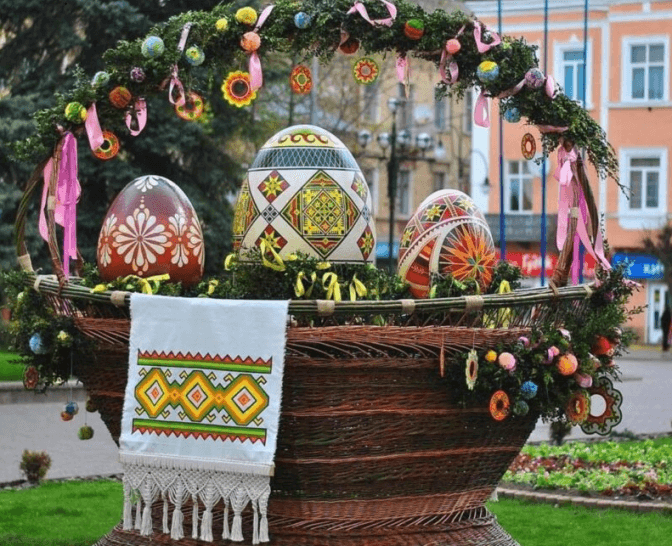 Як громади Львівщини прикрасили свої міста до Великодня. Фото