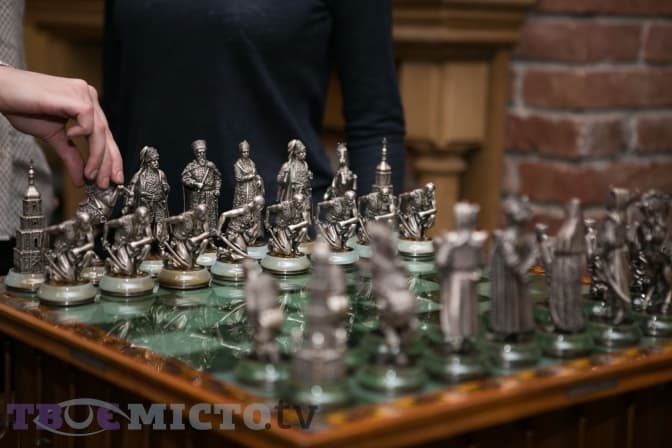 Фото дня: У Львові зіграли шахову партію унікальними фігурами