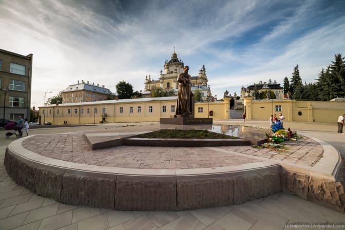 У Львові остаточно погодили проїзд приватного транспорту через площу св. Юра