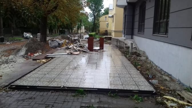 На вулиці Пекарській демонтували два кіоски, які заважали реконструкції