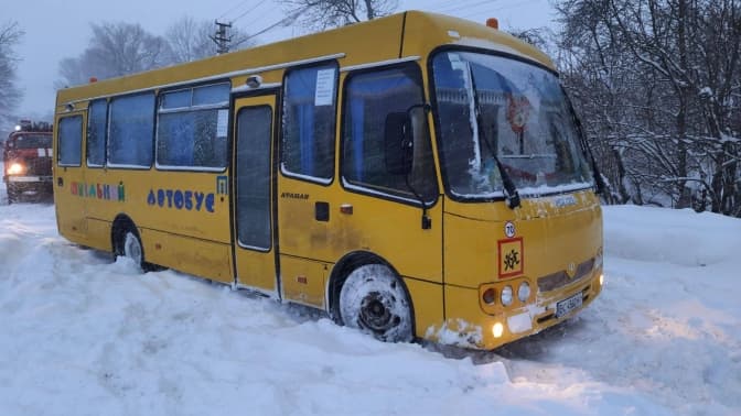 Рятувальники на Львівщині визволяли «Школярики» зі снігових заметів. Фото