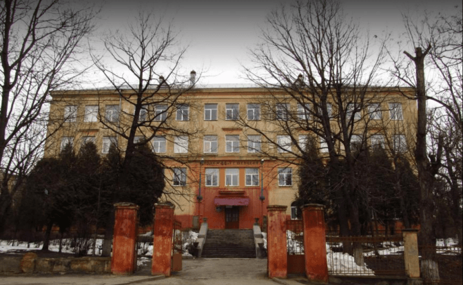 Сходову клітку у школі №44 відновлять до середини серпня