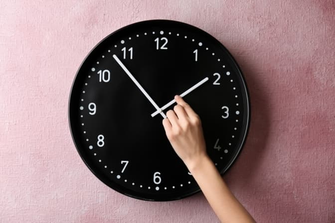 Українці переходять на зимовий час. Коли переводити стрілки