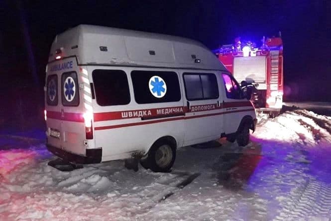У снігових заметах на Львівщині застрягли шість «швидких»