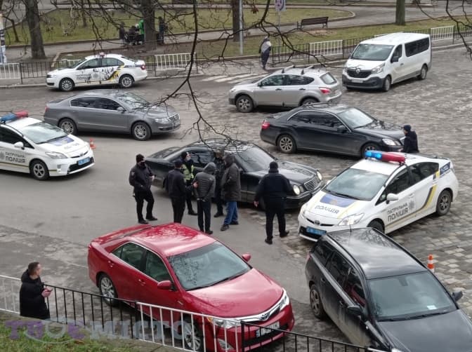 У Львові на вулиці Винниченка відбувається затримання. Фото, відео