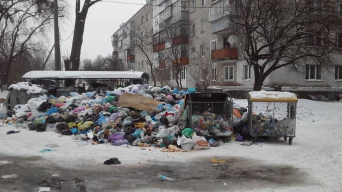 Львів’ян закликають повідомляти про переповнені смітники на гарячу лінію