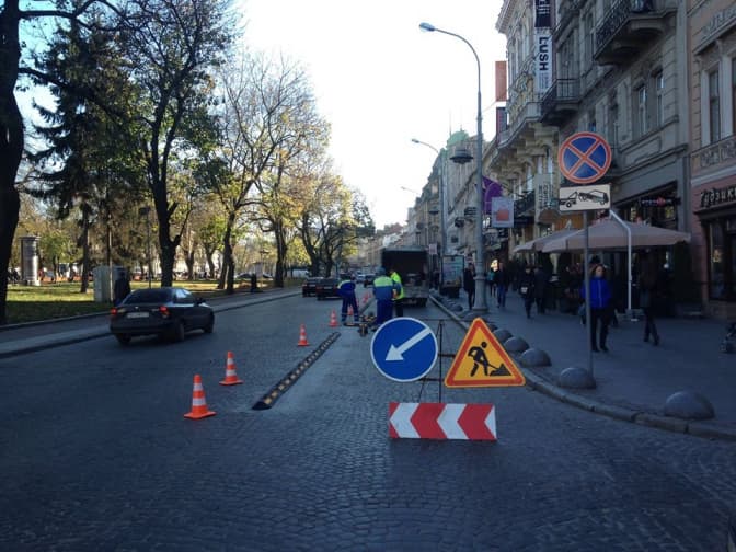 На проспекті Свободи почали відділяти смугу для громадського транспорту. Фото