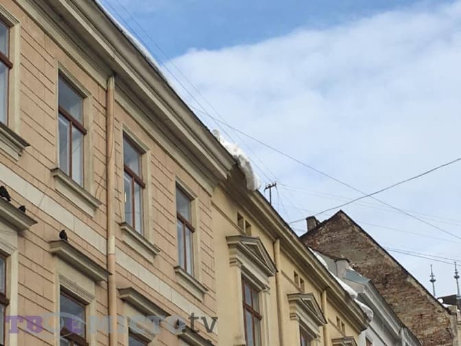 У Львові теплішає: з дахів падають сніг та бурульки