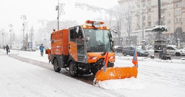 У Києві – сніг та ожеледиця. Водіїв просять не виїжджати в місто без потреби