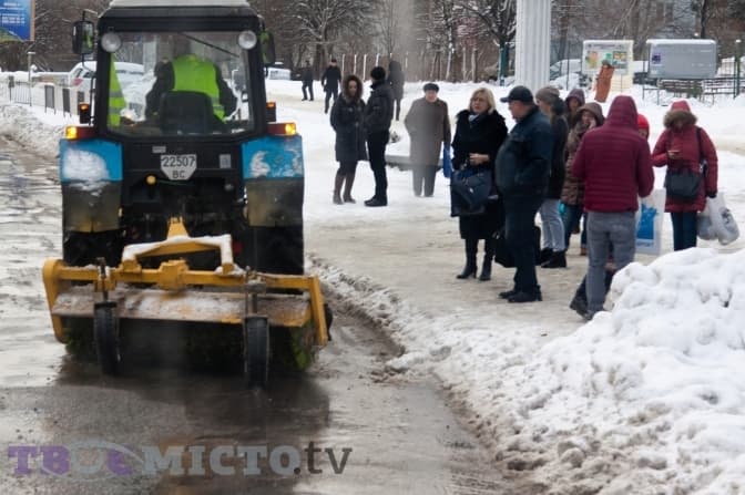 У Львові бракує водіїв для снігоприбиральної техніки