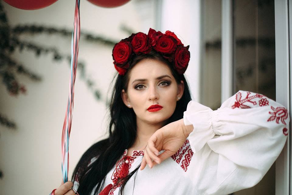 На фото: Український фотограф Ніна Соловйова, яка два роки живе у Кувейті, знімає землячок у національному одязі на фоні колоритних місць країни, Gazeta.ua