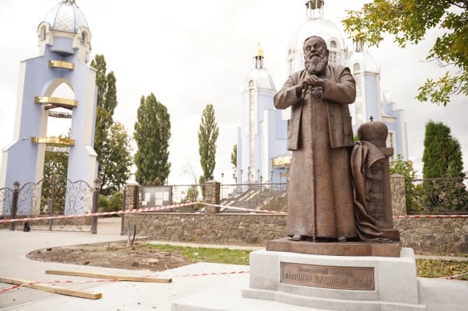У Вінниці встановили перший в Україні пам'ятник Любомиру Гузару. Фото