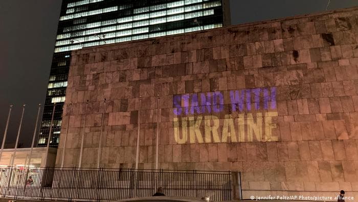 "Stand with Ukraine" - світлова проєкція у фарбах українського прапору на будівлі ООН у Нью-Йорку, 24 лютого.
Фото: DW
