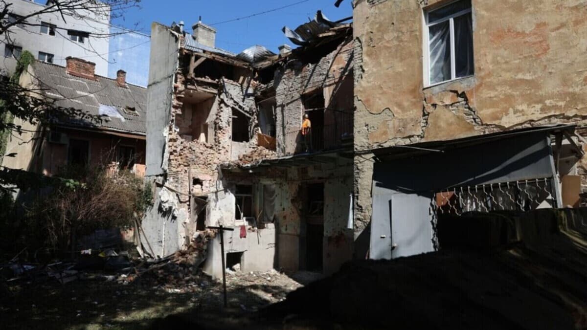 Місто припиняє виплати на тимчасове житло мешканцям зруйнованого росіянами будинку на вул. Степанівни
