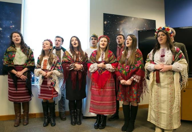Як студенти зі Львова у посольстві Америки колядували. Відео