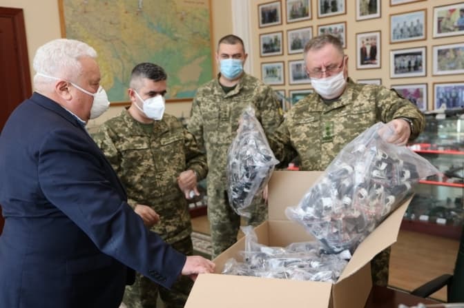 Церква закупила тисячу багаторазових медичних масок для Національної академії сухопутних військ у Львові