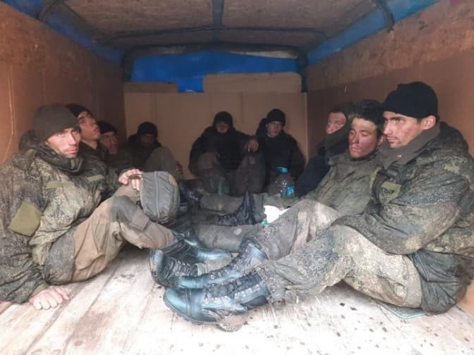 Тероборонівці затримали 29 військових РФ, які брели по полях