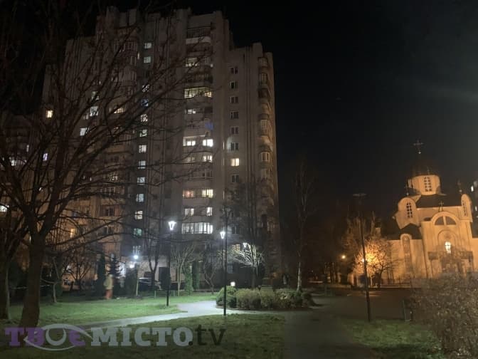 У Львові з 15 поверху випала молода жінка. Фото