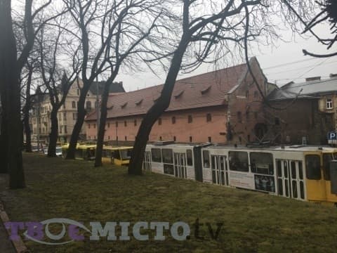 Ситуація на дорогах Львова. На вул. Підвальній затор із трамваїв та маршруток. Фото
