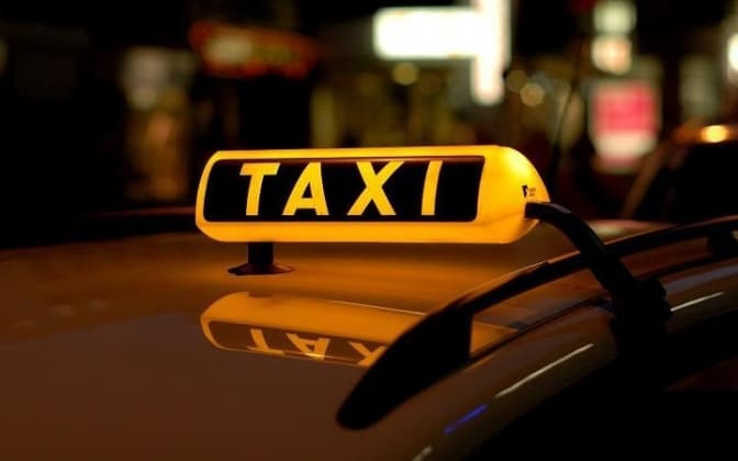 Популярні сервіси таксі підвищили свої тарифи. Коли очікувати зниження цін