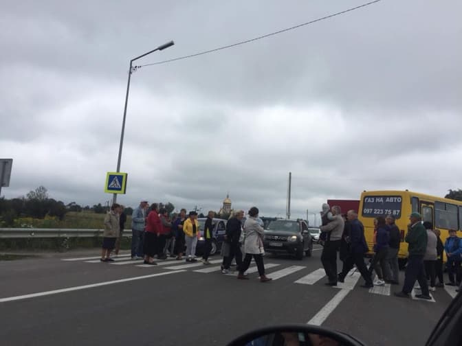 Мешканці перекрили трасу Львів-Краковець. Чого вимагають. Доповнено