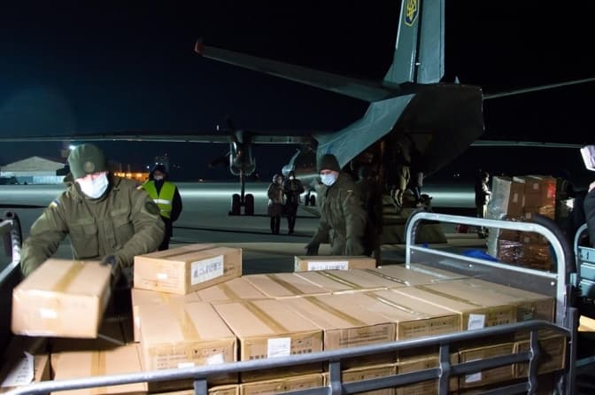 У Львів привезли тести для визначення коронавірусу і медобладнання. Фото