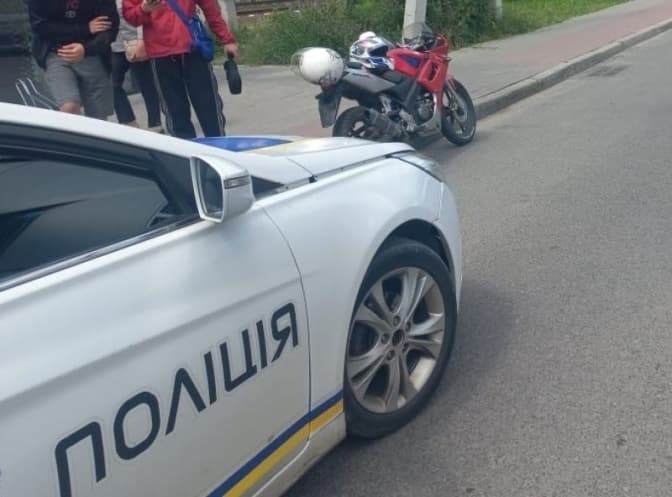 Біля Львова неповнолітній мотоцикліст збив 15-річну дівчинку