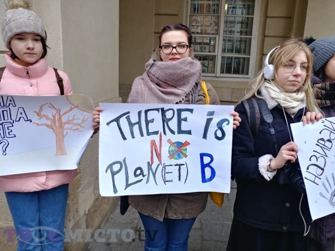 Під львівською Ратушею студенти та школярі почали акцію протесту. Фото