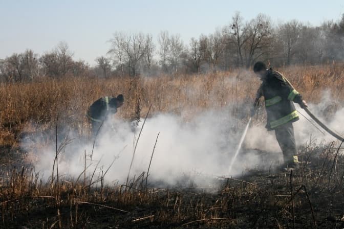 На Львівщині вогнеборці продовжують гасити пожежу на торфовищі